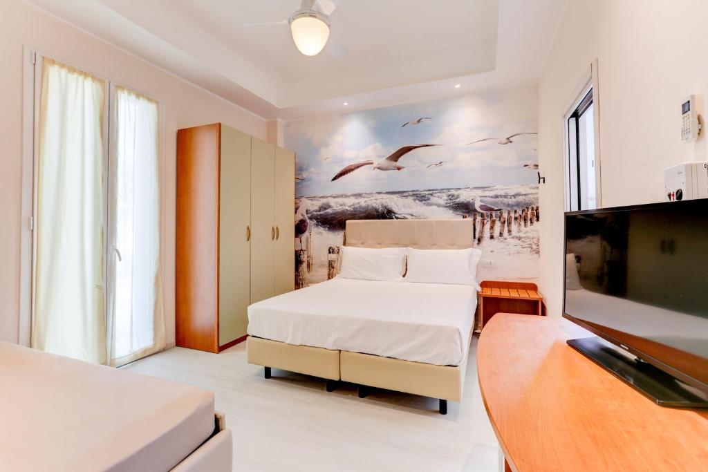 une chambre avec un lit et une télévision à écran plat dans l'établissement Hotel Sympathy, à Rimini