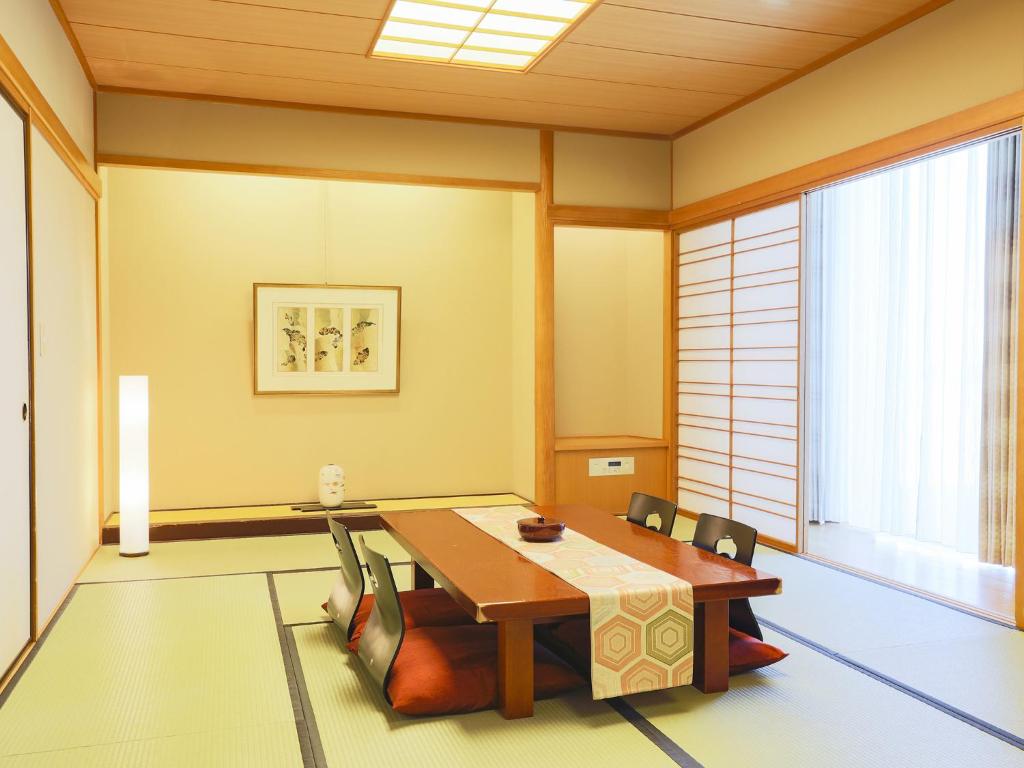 une salle à manger avec une table et des chaises dans l'établissement Surfeel Hotel Wakkanai, à Wakkanai