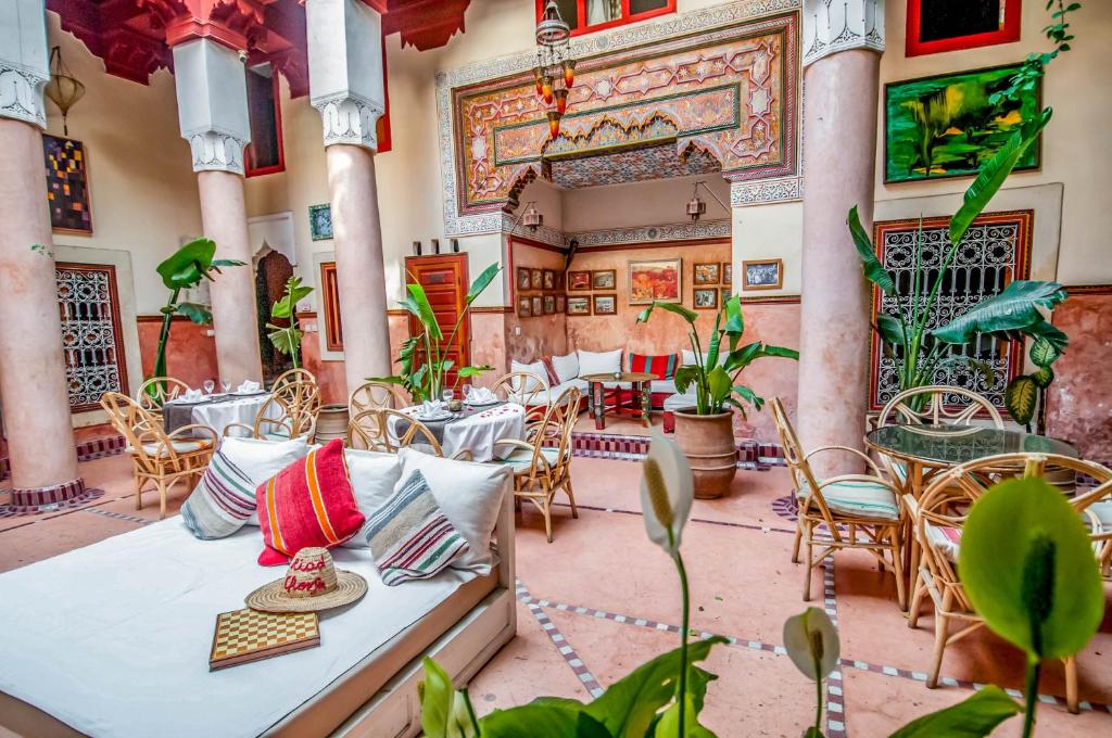 un restaurant avec des tables et des chaises dans un bâtiment dans l'établissement Riad Chorfa, à Marrakech