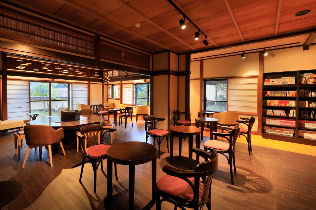 un restaurant avec des tables et des chaises dans une salle dans l'établissement Yugawara Fuga - Adult Only, à Yugawara