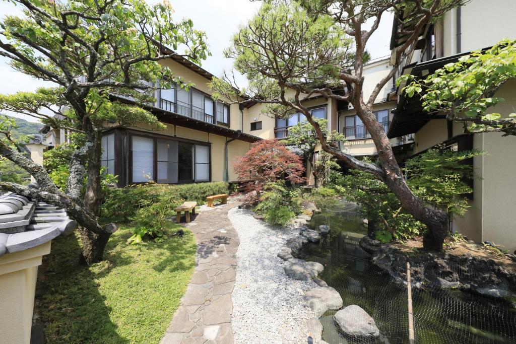 un jardin avec un ruisseau devant un bâtiment dans l'établissement Yugawara Fuga - Adult Only, à Yugawara