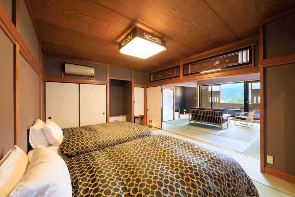 une chambre avec un grand lit dans une pièce dans l'établissement Yugawara Fuga - Adult Only, à Yugawara
