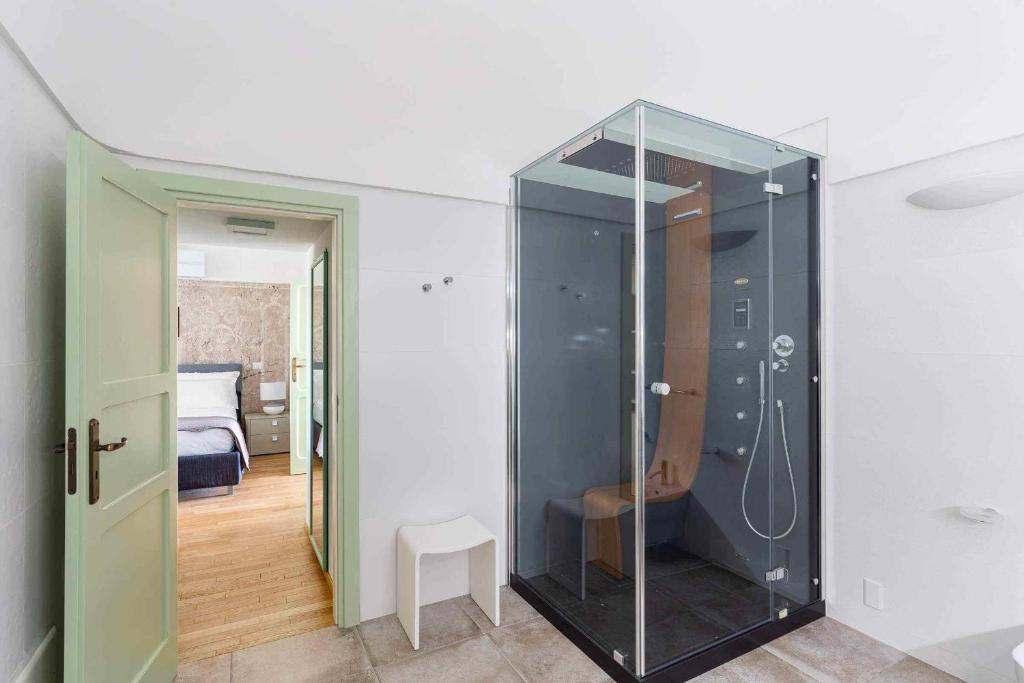 - une douche en verre dans une chambre dans l'établissement Trullo Ad Caelum, à Fasano