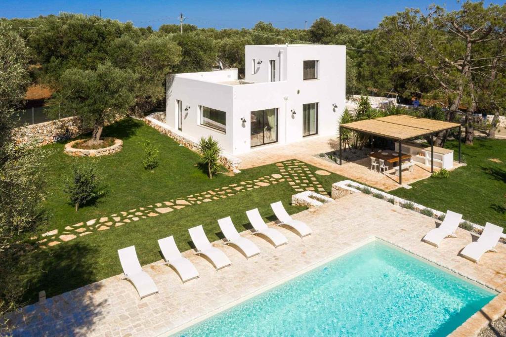 une vue aérienne d'une villa avec piscine dans l'établissement Trullo Juno, à Ostuni