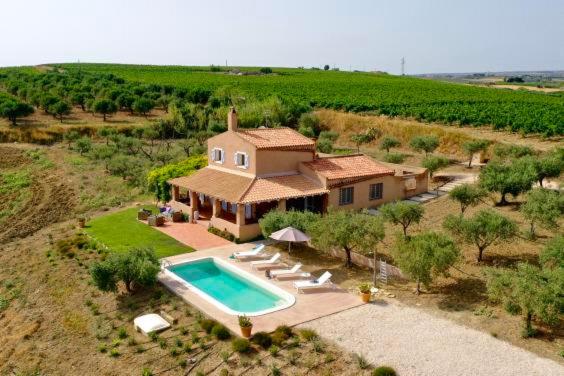 une vue aérienne d'une maison avec piscine dans l'établissement Casa Chardonnay, à Menfi