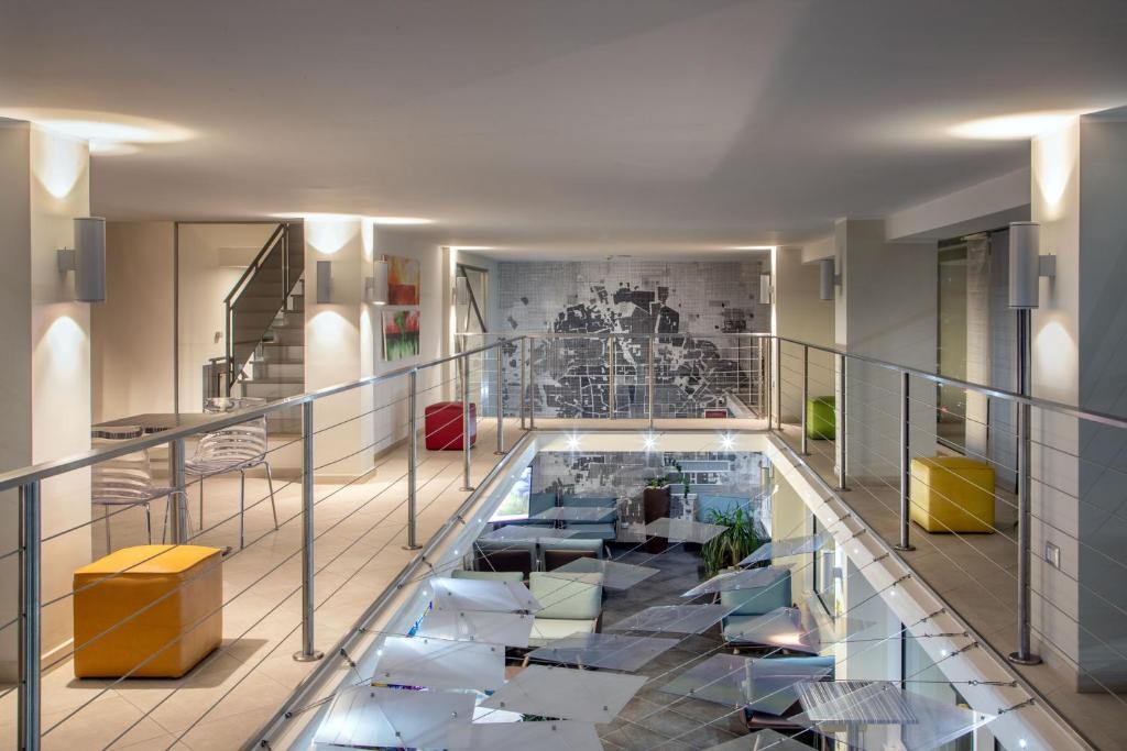 une maison avec une piscine au milieu d'un bâtiment dans l'établissement Hotel Miramare, à Latina