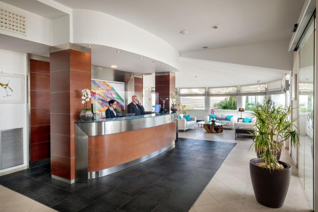 un hall d'hôtel avec une réception dans l'établissement Hotel Miramare, à Latina 103 autres photos