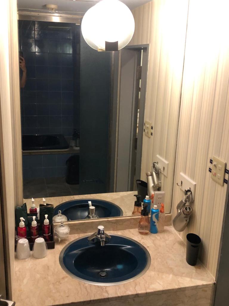 un comptoir de salle de bain avec un lavabo et un miroir dans l'établissement Hotel Chapel Story Sakaihigashi (Adult Only), à Sakai 57 autres photos