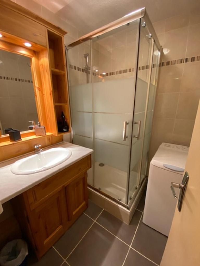 une salle de bain avec un lavabo et une douche dans l'établissement T2 vue piste Résidence Vostok Zodiaque, au Corbier