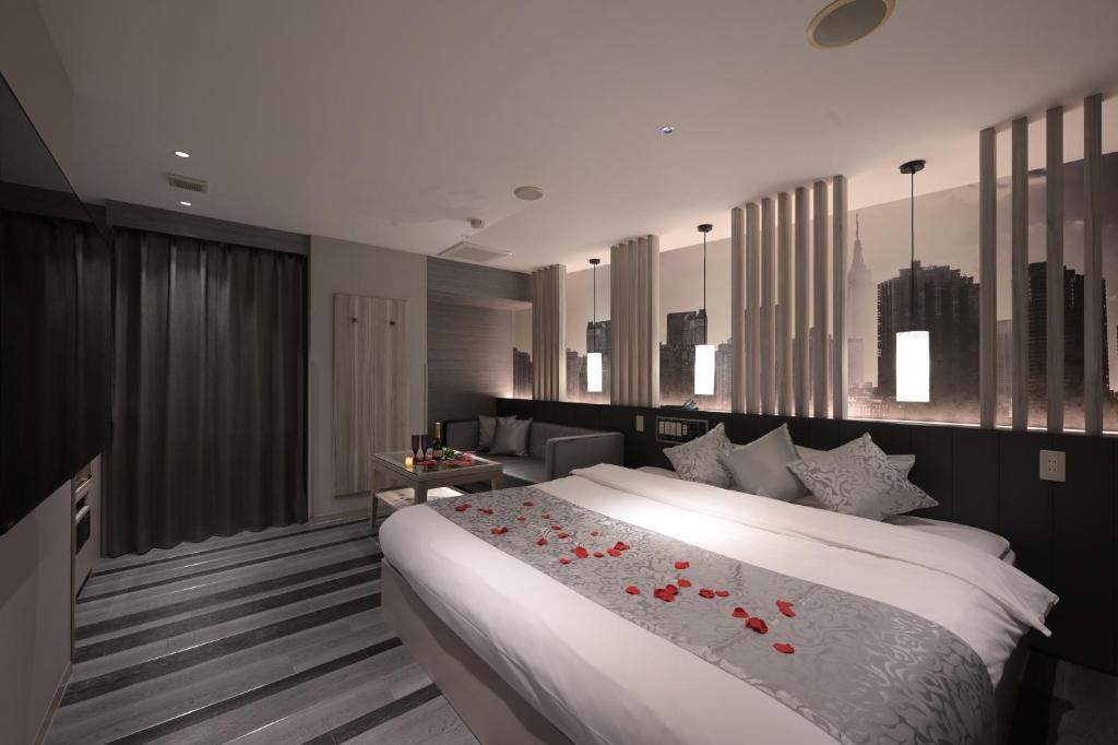 - une chambre avec un grand lit orné de roses rouges dans l'établissement BAMBOO GARDEN Shinyokohama only Adult, à Yokohama