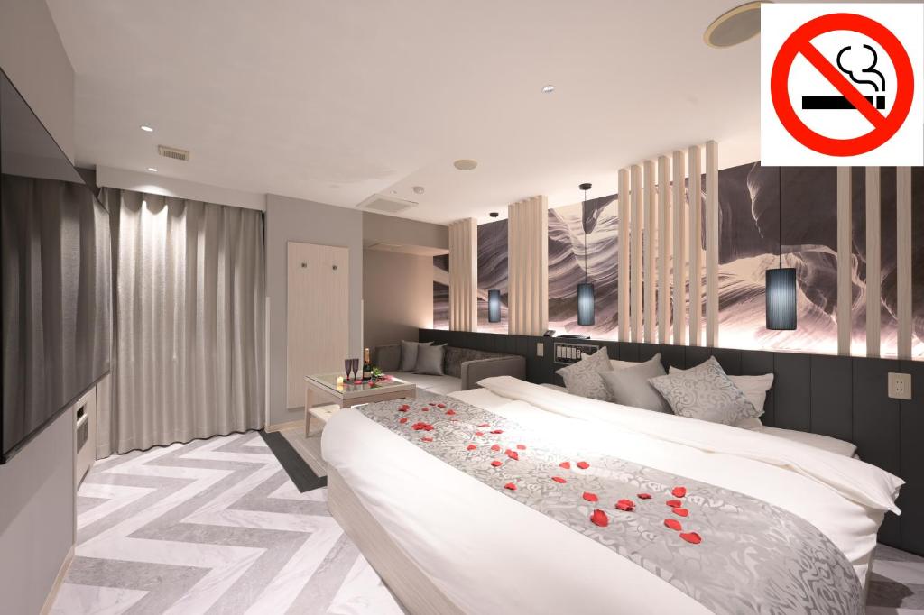 - une chambre avec un grand lit orné de roses rouges dans l'établissement BAMBOO GARDEN Shinyokohama only Adult, à Yokohama 43 autres photos