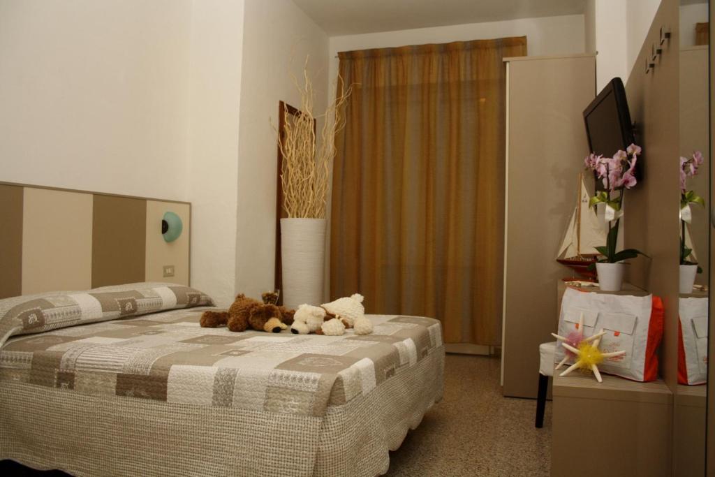 - une chambre avec deux ours en peluche posés sur un lit dans l'établissement Hotel Camelia, à Rimini 19 autres photos