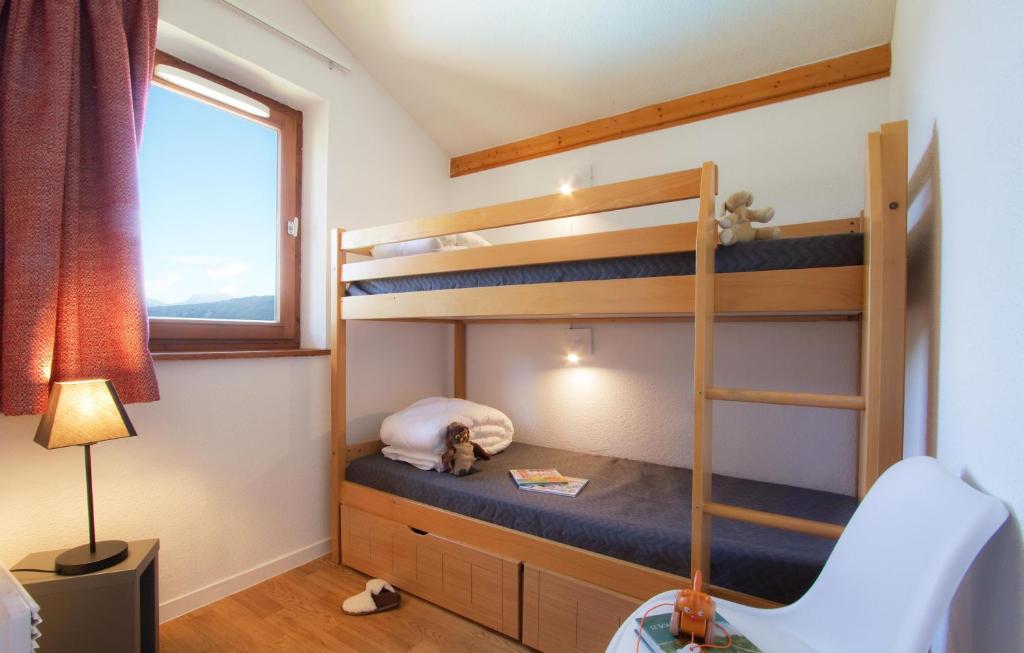 - une petite chambre avec des lits superposés et une chaise dans l'établissement Résidence Odalys Le Buet, à Morillon