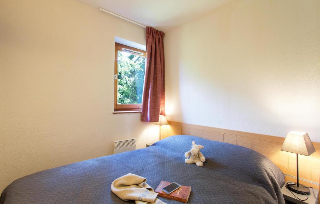 - un ours en peluche assis sur un lit dans une chambre dans l'établissement Résidence Odalys Le Buet, à Morillon 37 autres photos