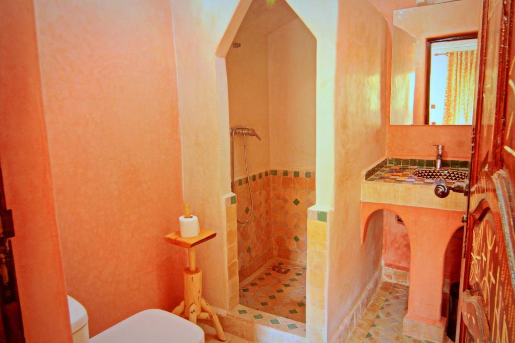 une salle de bain avec une douche, des toilettes et un lavabo dans l'établissement Jnane Karma, à Imlil 37 autres photos