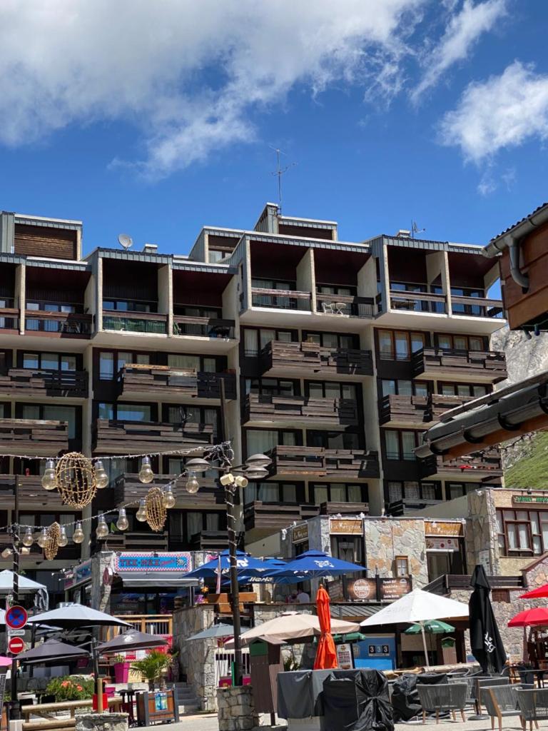 - un grand immeuble avec des tables devant dans l'établissement Tignes duplex 8-10 p avec parking, à Tignes