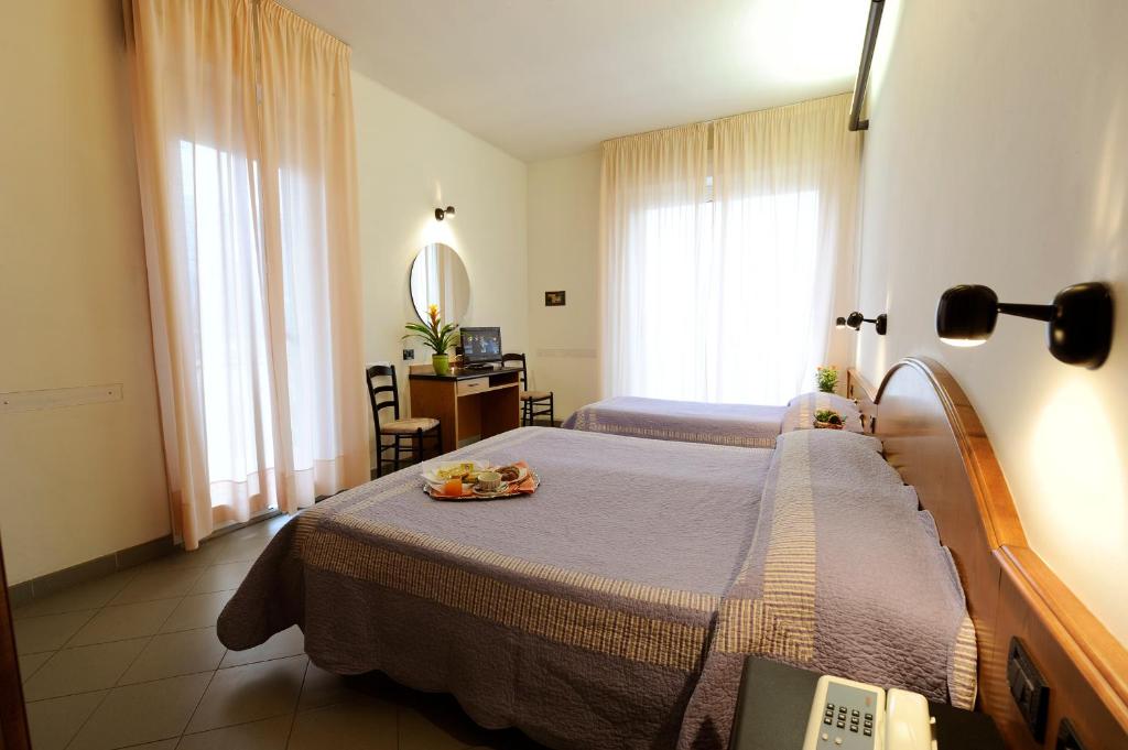 - une chambre avec un lit et une assiette de fruits dans l'établissement Hotel Adler, à Alassio 31 autres photos