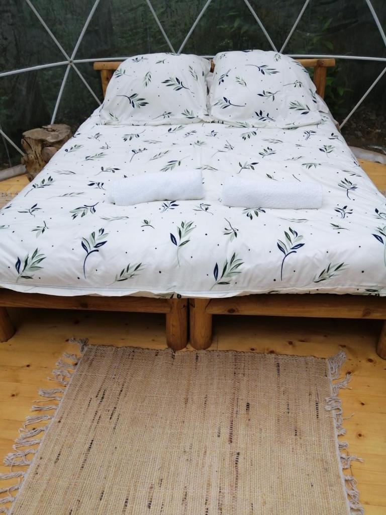 - un lit installé au-dessus du parquet dans l'établissement bulle sous les etoiles, à Chénour