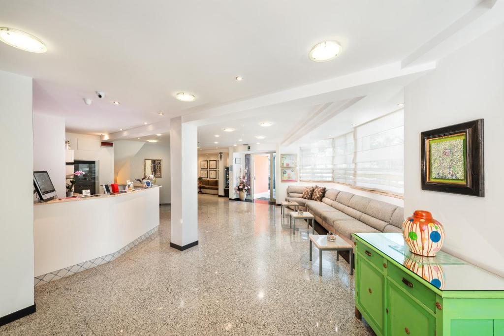 un salon avec un canapé et une table dans l'établissement Hotel Fenix, à San Benedetto del Tronto