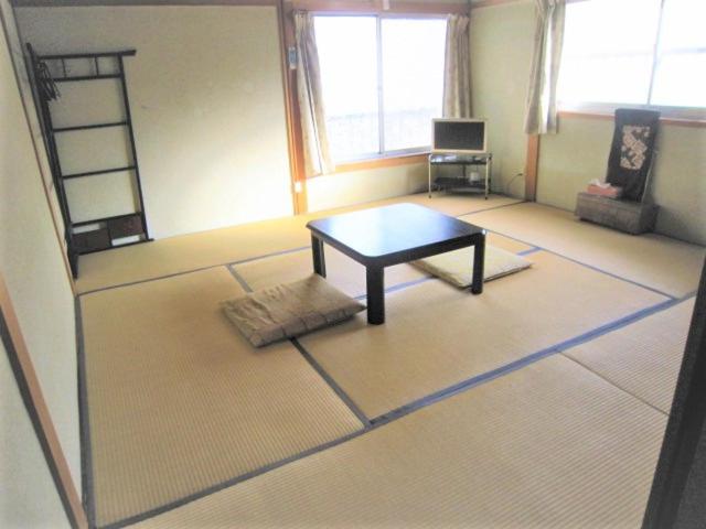 un salon avec une table au milieu d'une pièce dans l'établissement Ryokan Mikasaya, à Beppu