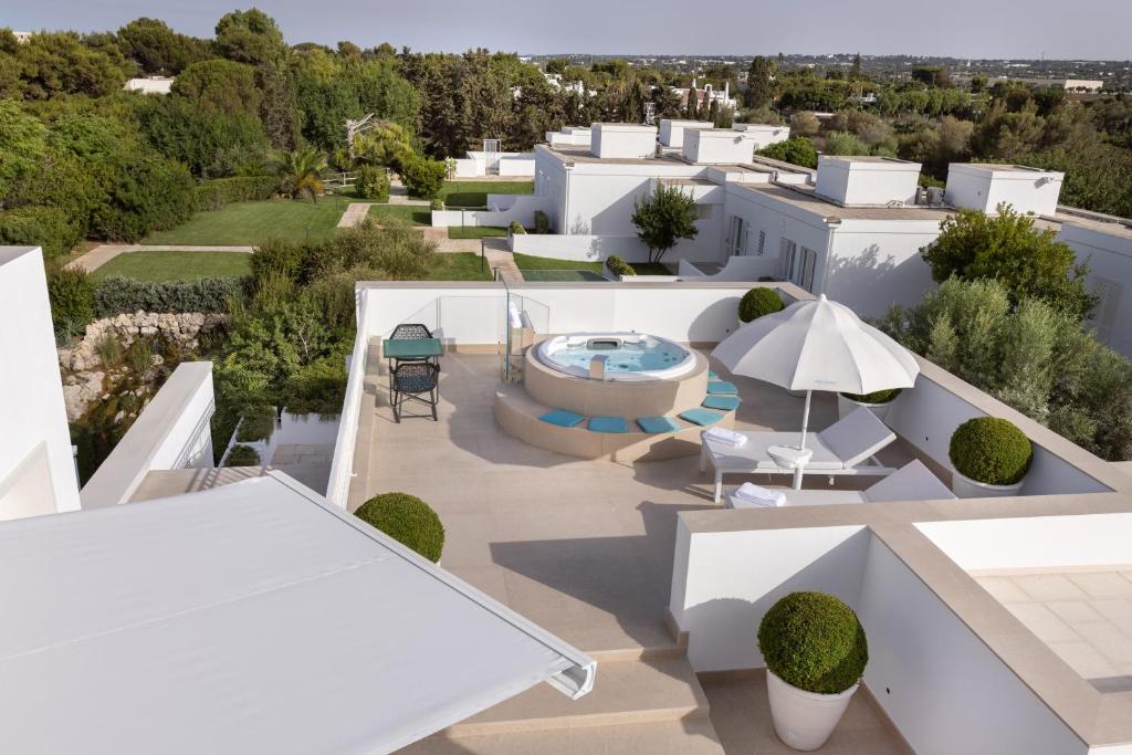 une vue aérienne d'une maison avec piscine dans l'établissement Grotta Palazzese Beach Hotel, à Polignano a Mare