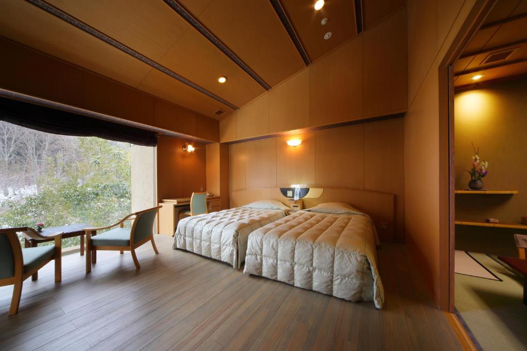 une chambre avec un lit, une table et un bureau dans l'établissement Bettei Senjyuan, à Minakami 37 autres photos