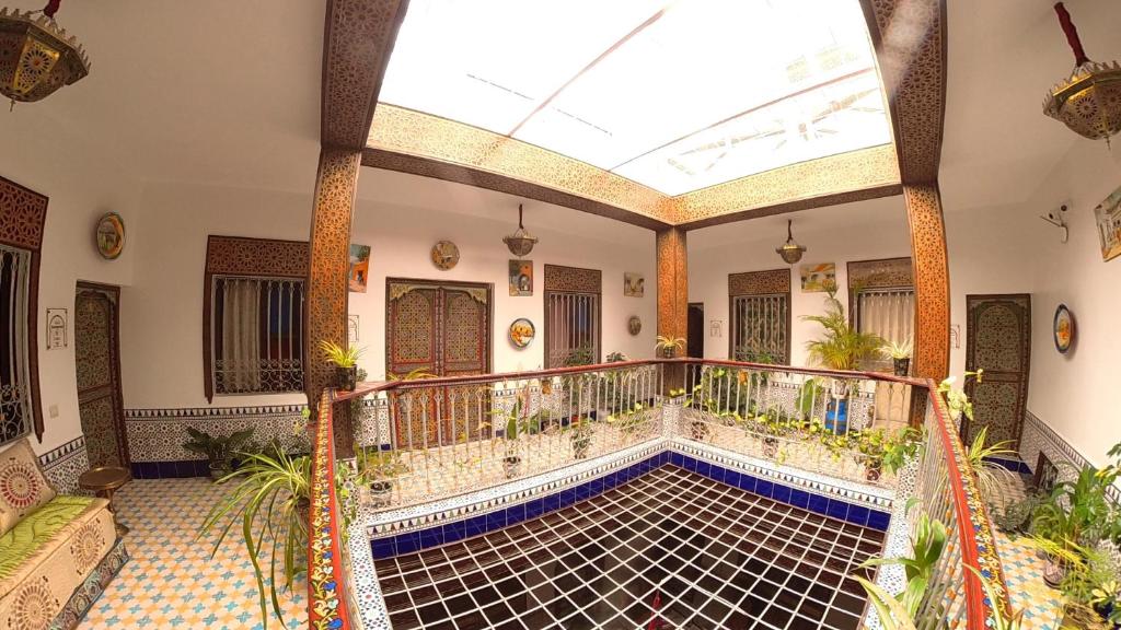 Cette grande chambre dispose d'un balcon avec une piscine. dans l'établissement Riad Las Mil y una Noches Tetuan, à Tetouan