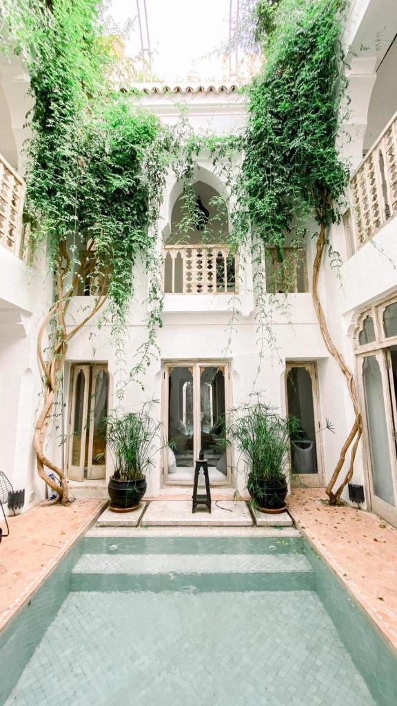 une piscine dans la cour d'un immeuble dans l'établissement Riad Safa, à Marrakech