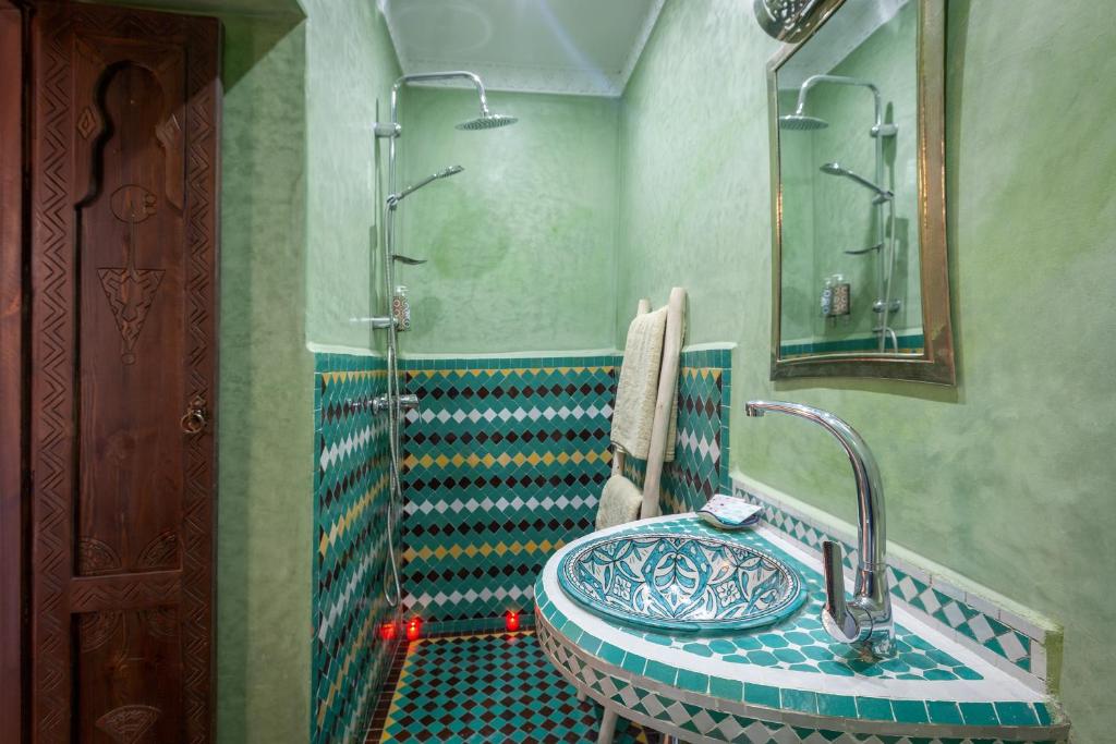 une salle de bain avec un lavabo et une douche dans l'établissement Riad Salman, à Marrakech