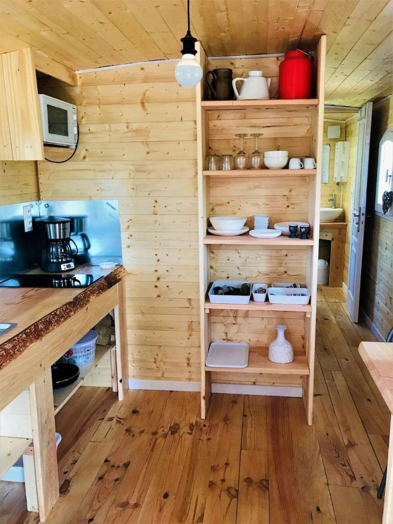 - une cuisine dans une petite maison dans l'établissement ROULOTTE DE CHARME, à Saint-Genest-de-Bauzon