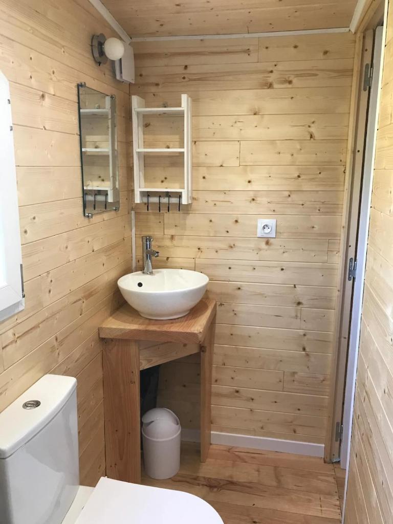 une salle de bain avec un lavabo et des toilettes dans l'établissement ROULOTTE DE CHARME, à Saint-Genest-de-Bauzon