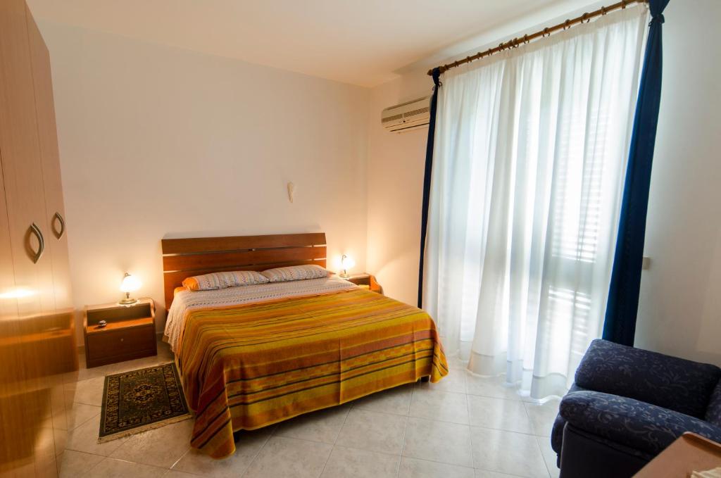 une chambre avec un lit et une grande fenêtre dans l'établissement Casa Vacanza AcquaMarina, à Acireale