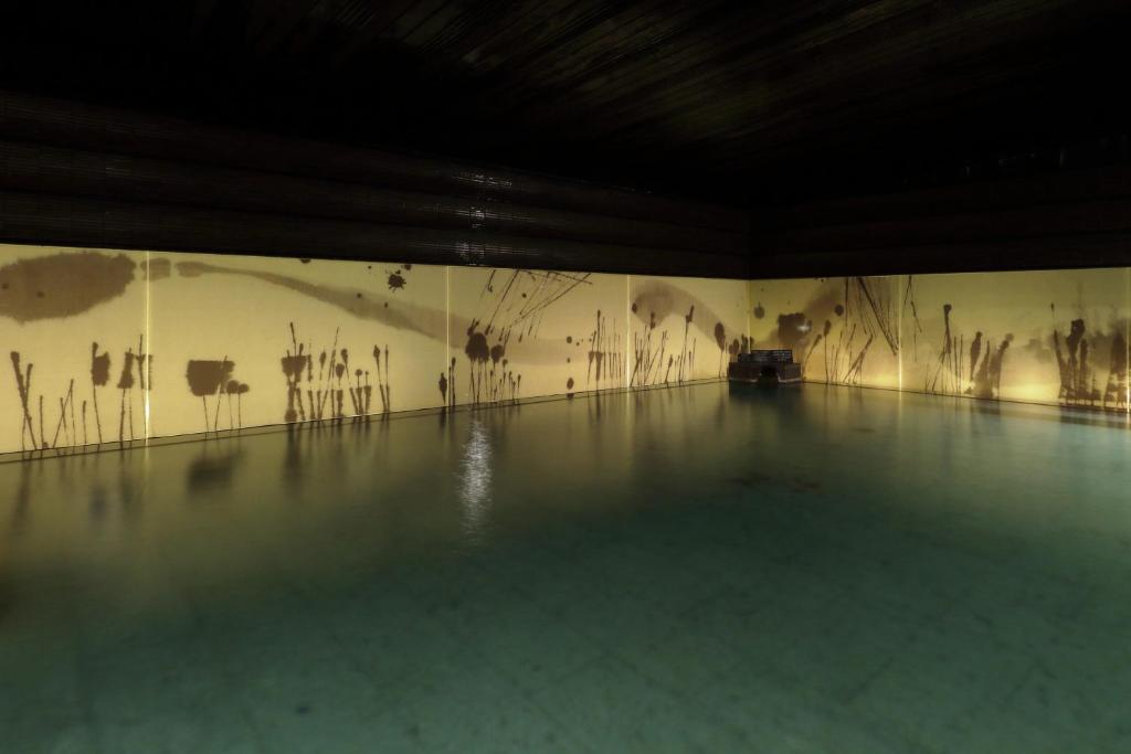 une chambre avec un tableau sur le mur dans l'établissement Choyo Tei, à Kamikawa 37 autres photos