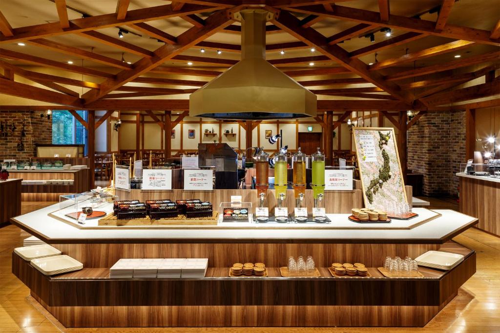 un restaurant avec un comptoir où sont exposés les plats dans l'établissement Choyo Tei, à Kamikawa