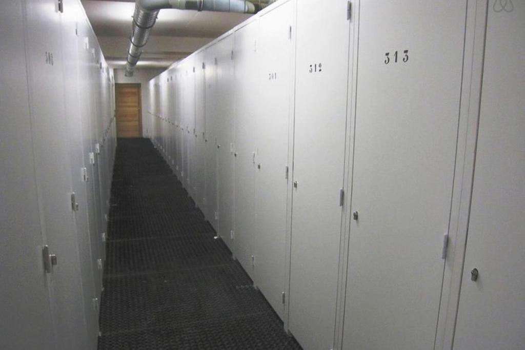 - une rangée de casiers blancs dans le couloir dans l'établissement RisoulSki Antarès - Piscine et Sauna, à Risoul 37 autres photos