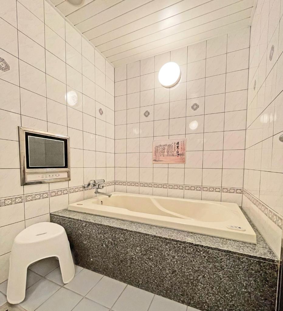La salle de bains est pourvue d'une baignoire, de toilettes et d'une télévision. dans l'établissement HOTEL THE i Adult only, à Higashiōsaka 52 autres photos