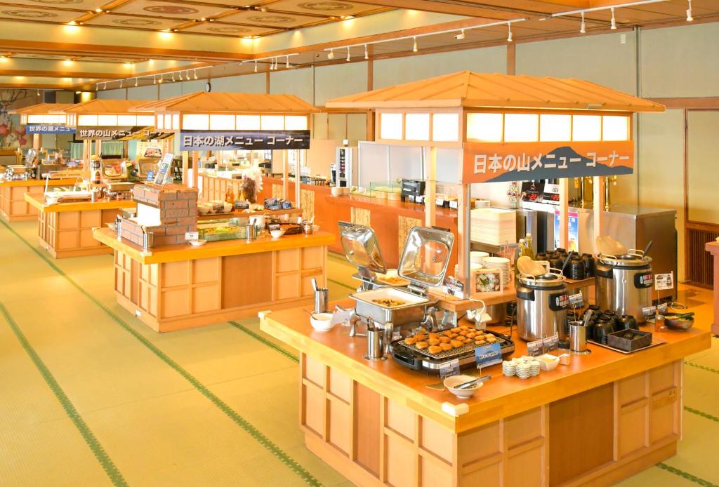 un magasin d'alimentation avec beaucoup de nourriture en exposition dans l'établissement Toya Kohan Tei, à Lac Tōya