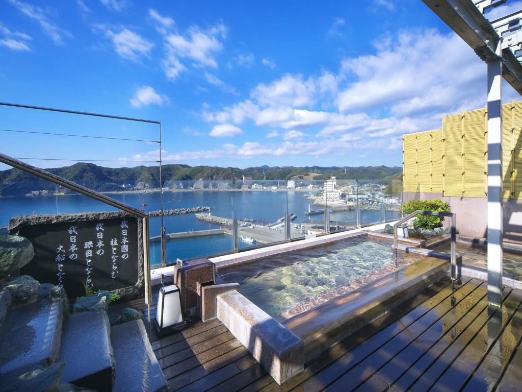 - une piscine sur une terrasse avec vue sur l'eau dans l'établissement Kichimu, à Kamogawa