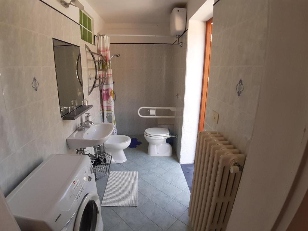 La salle de bains est pourvue d'un lavabo et d'un lave-linge. dans l'établissement Villa Pilar in Toscana con piscina ultrapanoramica, à Montevettolini