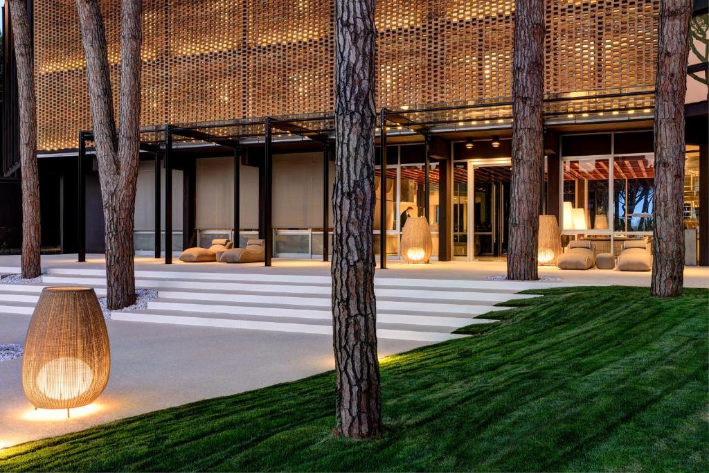 un rendu d'un bâtiment avec des arbres au premier plan dans l'établissement Bellevue Hotel & Resort, à Lido di Jesolo