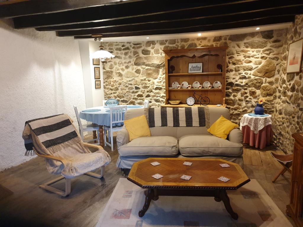 un salon avec un canapé et une table dans l'établissement Bay Cottage Gite, Busserolles., à Busserolles