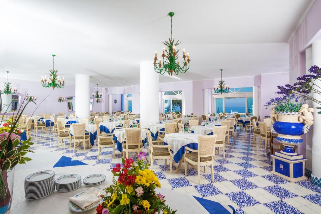 une salle de banquet avec des tables et des chaises bleues et blanches dans l'établissement Hotel Gran Paradiso, à Ischia 258 autres photos