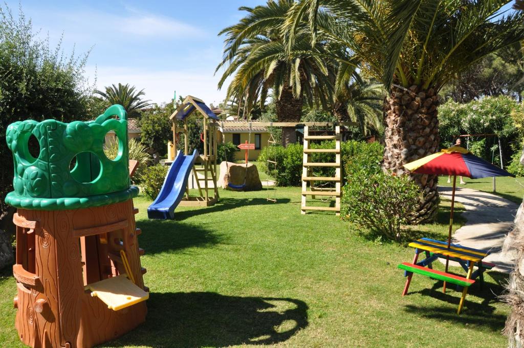 un parc avec une aire de jeux avec un toboggan et une échelle dans l'établissement Green Village Resort, à Villasimius