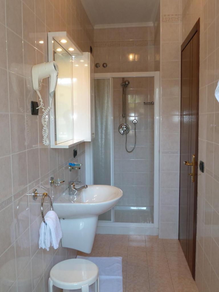 une salle de bain avec un lavabo et une douche dans l'établissement Hotel Acapulco, à Lignano Sabbiadoro 72 autres photos