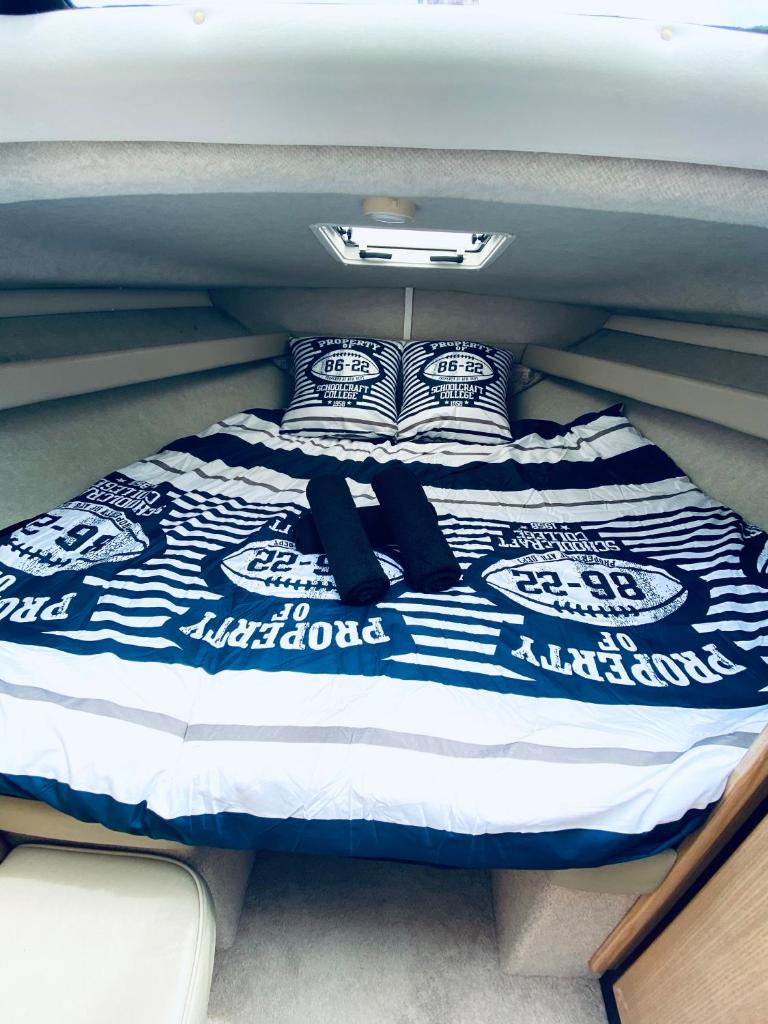 Photo de la galerie de l'établissement Nuit insolite sur un bateau Linge et ménage inclus, à La Rochelle