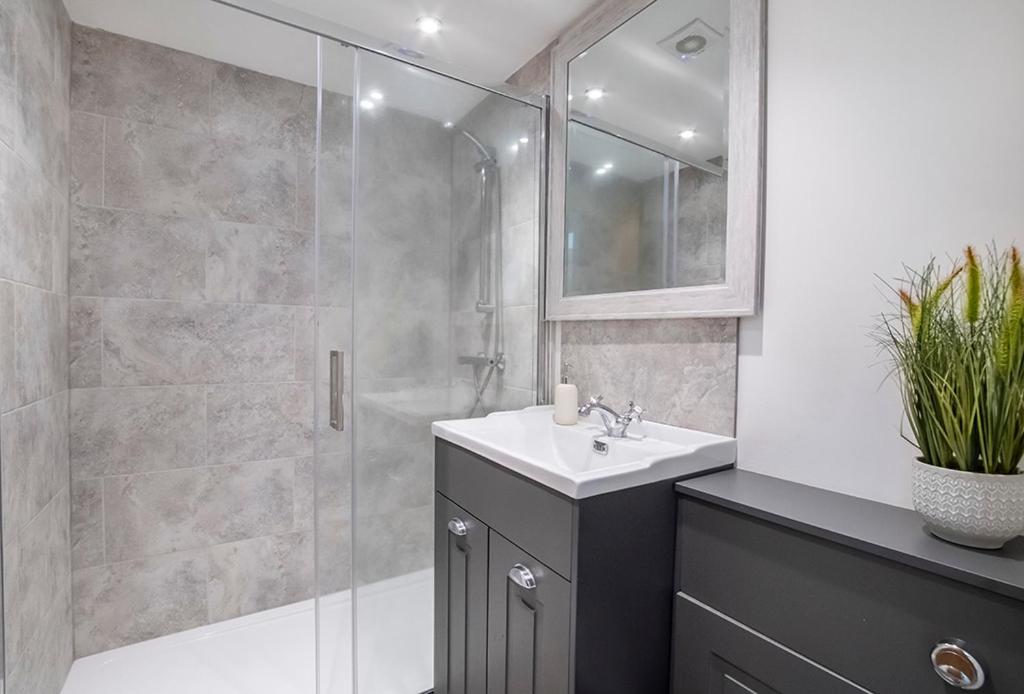Livingstone street Apartments with Free Parking 3