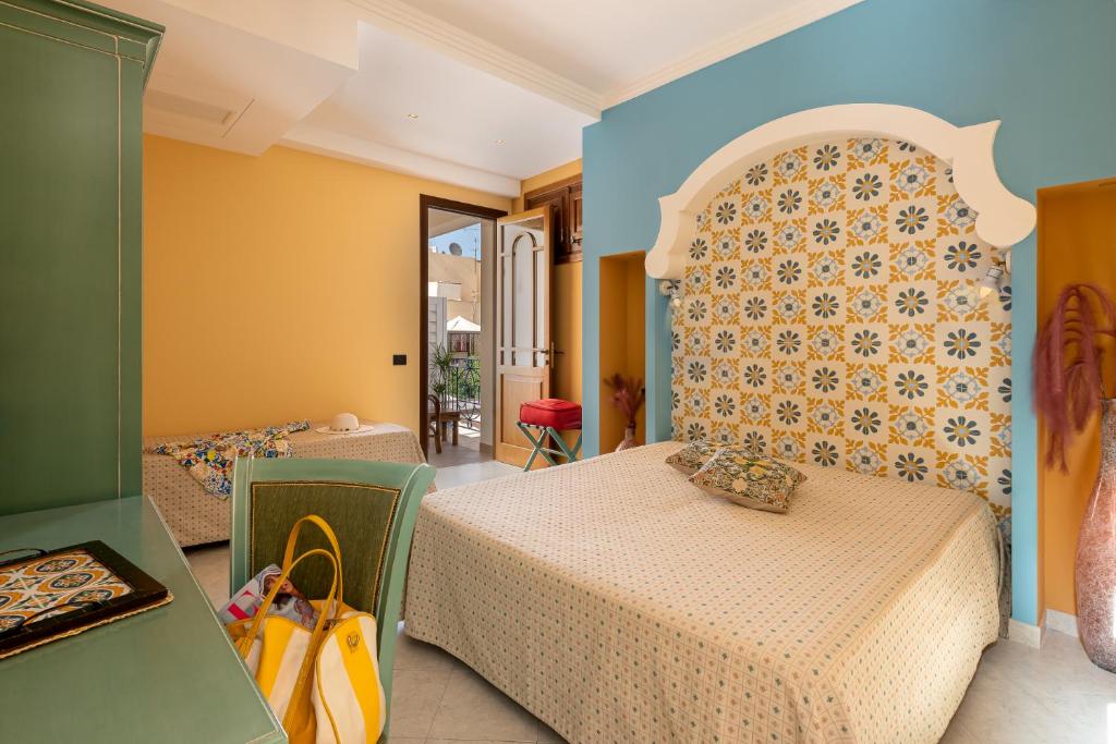 une chambre d'hôtel avec deux lits dans une chambre dans l'établissement Hotel Sicilya, à San Vito Lo Capo
