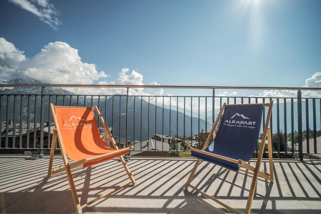 - deux chaises assises au-dessus du balcon dans l'établissement Sky La Rosière by Alpapart, à La Rosière