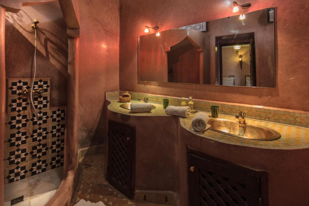 une salle de bain avec un lavabo et un miroir dans l'établissement Riad Nabila, à Marrakech 37 autres photos