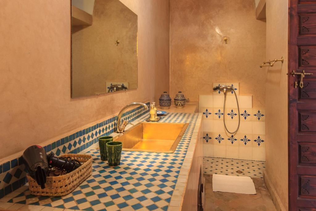 une salle de bain avec un lavabo et un miroir dans l'établissement Riad Nabila, à Marrakech